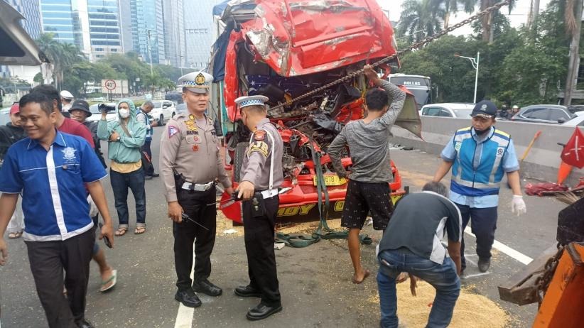 Satu Tewas di Kecelakaan Tol Dalam Kota Jakarta, Sopir Truk Kabur